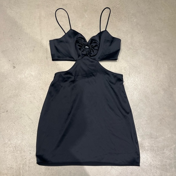 Zara cut our satin mini dress - Picture 3 of 4